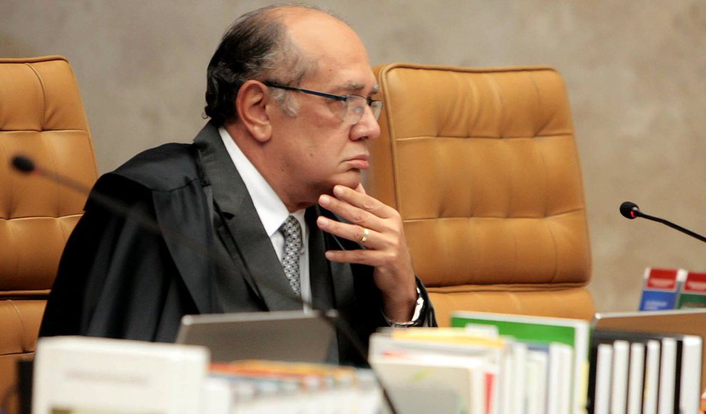 Hoje o ministro Gilmar Mendes (STF) passou a questionar o foro especial diante do caso do ex-presidente Lula, nomeado ministro da Casa Civil de Dilma Rousseff; mas, ao relatar (2005) Adin do PSDB e do PFL (DEM), aprovou o status de ministro para o presidente do Banco Central, Henrique Meirelles, ressalta o colunista Ilimar Franco; “A prerrogativa de foro é uma proteção ao cargo e não ao seu titular”, alegou no voto vencedor