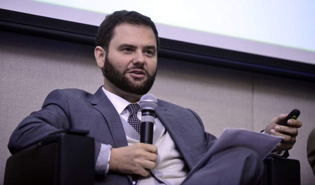 Editor-executivo da Folha de S. Paulo, Sérgio Dávila, disse nesta quinta-feira, 18, que a Folha defende a regulação econômica das atividades da comunicação no Brasil; proposta é importante para evitar "monopólios", como o praticado pela Globo; Dávila, entretanto, condenou qualquer regulação do conteúdo editorial dos veículos; "O que o veículo não apoia é qualquer tentativa de controle sobre o conteúdo", afirmou; declaração do executivo da Folha pode representar a retomada das discussões sobre o projeto de regulação econômica defendido pelo governo federal