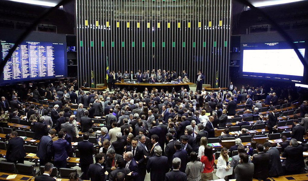 A semana que começa, com a retomada dos trabalhos do Legislativo, apesar de ser de início das atividades, não tem previsão de ser nada tranquila; primeiro pelo número de medidas provisórias que trancam a pauta da Câmara dos Deputados; depois, pela programação de propostas polêmicas a serem votadas no Senado, em caráter de urgência, como o projeto que abre brechas para a privatização de estatais (PLS 555); como se não bastasse, os próximos dias são de reuniões para discussão da agenda do governo no Congresso e definição das lideranças partidárias nas duas Casas – com exceção do PMDB, que transferiu a data da eleição para liderança na Câmara para o dia 17
