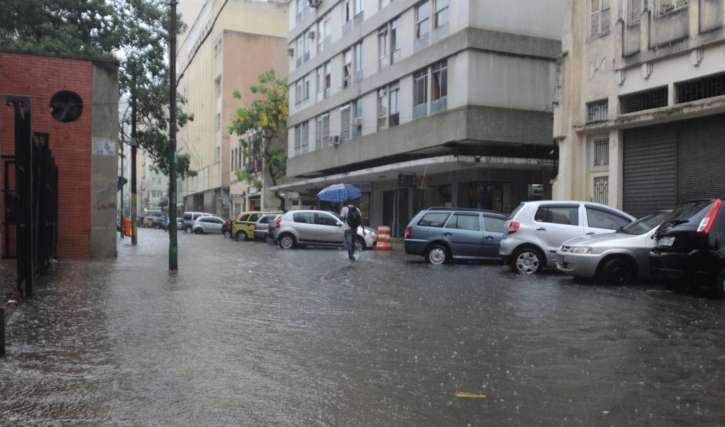 A prefeitura do Rio montou uma força-tarefa com cerca de 800 funcionários que estão nas ruas nesse domingo trabalhando na limpeza das ruas e avenidas, desobstrução de galerias pluviais, ralos e bueiros, além de vistoria das áreas mais  castigadas pelo temporal
