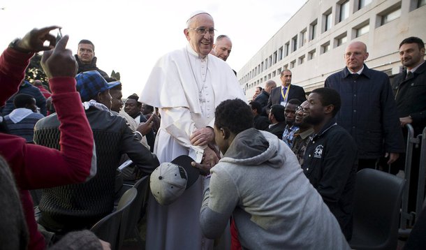 Numa das cerimônias mais solenes e carregadas de simbologia da semana santa, Francisco deu o exemplo de Pedro, que, diante da morte de Cristo, não se deixou “dominar pelas suas dúvidas, afundar pelos remorsos, o medo e os boatos contínuos que não levam a nada”; “Sem ceder à tristeza ou à escuridão, abriu-se a voz da esperança: deixou que a luz de Deus entrasse no seu coração sem a apagar”, acrescentou Francisco