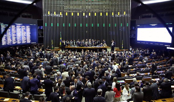 A semana que começa, com a retomada dos trabalhos do Legislativo, apesar de ser de início das atividades, não tem previsão de ser nada tranquila; primeiro pelo número de medidas provisórias que trancam a pauta da Câmara dos Deputados; depois, pela programação de propostas polêmicas a serem votadas no Senado, em caráter de urgência, como o projeto que abre brechas para a privatização de estatais (PLS 555); como se não bastasse, os próximos dias são de reuniões para discussão da agenda do governo no Congresso e definição das lideranças partidárias nas duas Casas – com exceção do PMDB, que transferiu a data da eleição para liderança na Câmara para o dia 17