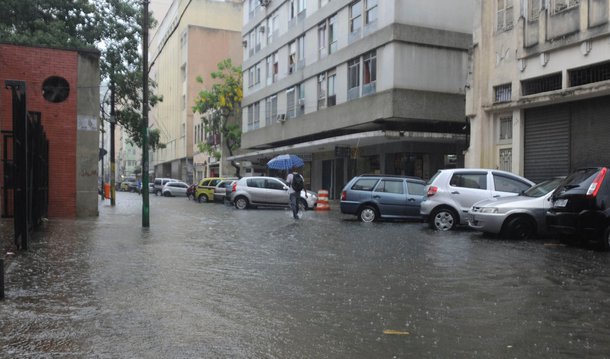 A prefeitura do Rio montou uma força-tarefa com cerca de 800 funcionários que estão nas ruas nesse domingo trabalhando na limpeza das ruas e avenidas, desobstrução de galerias pluviais, ralos e bueiros, além de vistoria das áreas mais  castigadas pelo temporal