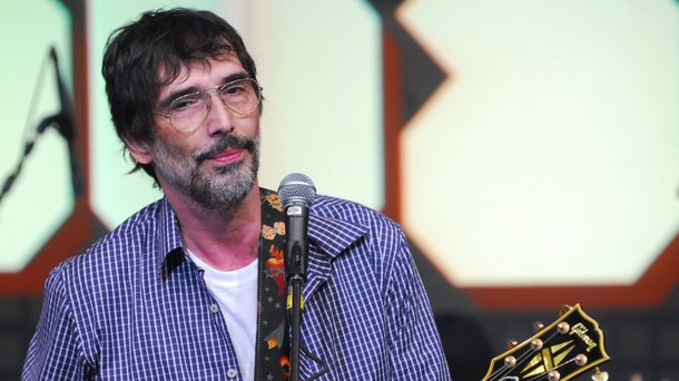 Uma das vozes mais ácidas contra os governos do PT, o cantor Lobão publicou no seu blog uma carta de amor para os três artistas que recentemente manifestaram discordância com os rumos golpistas da política brasileira; no texto, o músico, cada vez mais caricato na sua atuação anti-governo, disse que afiou as garras para mais uma briga, mas que foi tomado por “uma força estranha” que o inundou de carinho e amor; “Portanto, peço humildemente o perdão de vocês, Caetano, Gil e Chico”, declarou