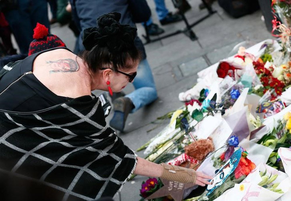Mulher com tatuagem de Ziggy Stardust visita memorial para David Bowie em Brixton, no sul de Londres. 11/01/2016 REUTERS/Stefan Wermuth