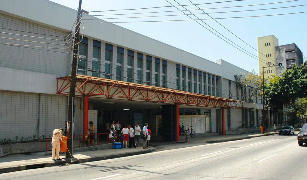 Turista argentina foi esfaqueada durante uma tentativa de assalto na madrugada desta quarta-feira (17), na Praia de Copacabana, na zona sul da cidade do Rio de Janeiro; vítima foi encontrada ainda com vida por policiais militares que a levaram ao Hospital Municipal Miguel Couto onde faleceu pouco após dar entrada na unidade de saúde; dois suspeitos de terem cometido o crime foram presos pela polícia