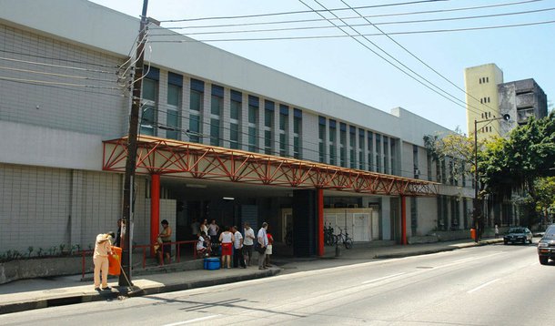 Turista argentina foi esfaqueada durante uma tentativa de assalto na madrugada desta quarta-feira (17), na Praia de Copacabana, na zona sul da cidade do Rio de Janeiro; vítima foi encontrada ainda com vida por policiais militares que a levaram ao Hospital Municipal Miguel Couto onde faleceu pouco após dar entrada na unidade de saúde; dois suspeitos de terem cometido o crime foram presos pela polícia