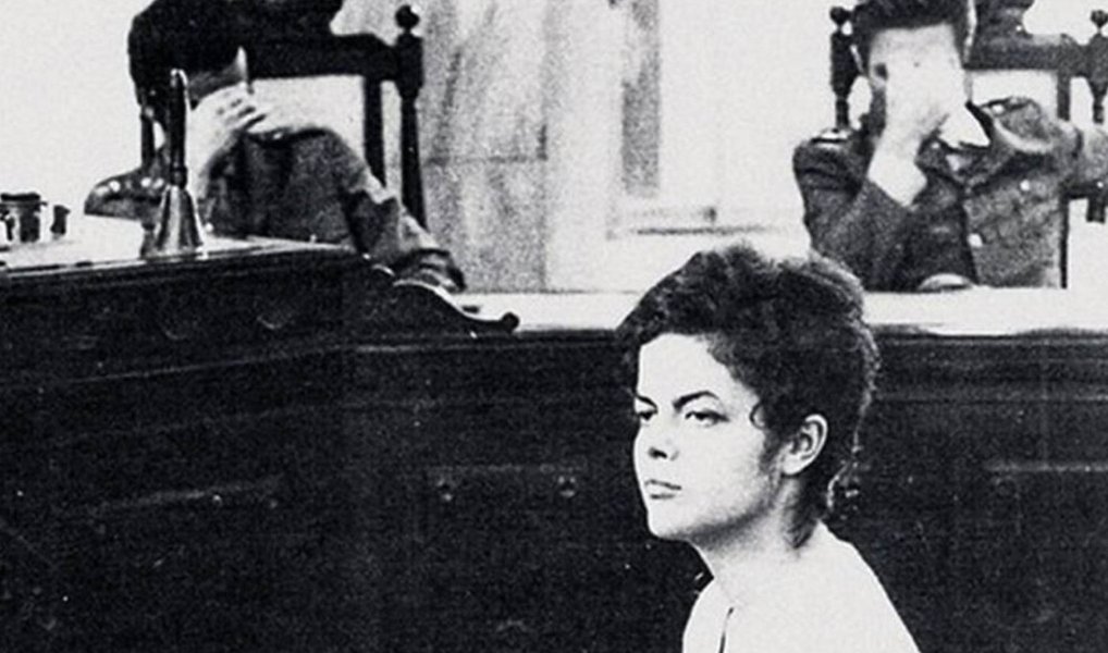 Dilma  foi torturada para que você pudesse ter esse direito de protestar. Então, faça sua manifestação como bem entender, mas antes de ofender Dilma, pense nisso