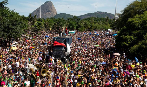 O policiamento durante o carnaval no Rio de Janeiro contará com 15,5 mil homens da Polícia Militar (PM) por dia de 6 a 9 de fevereiro; a PM divulgou o planejamento para atuar no carnaval e destacou grandes eventos como o desfile do Cordão do Bola Preta, no dia 6, que contará com policiamento extra de 300 agentes e 19 viaturas; o Monobloco, que desfila no domingo depois do carnaval, no centro da cidade, terá 140 agentes e também 19 viaturas
 