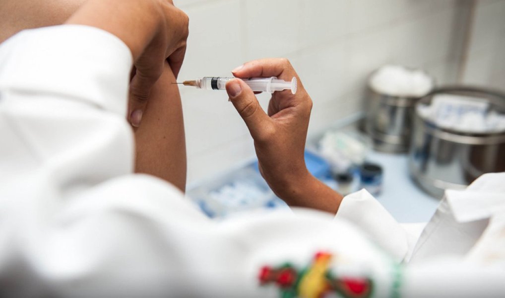 A Secretaria de Saúde do Distrito Federal registrou a primeira morte por gripe A H1N1 na região; uma mulher de 80 anos morreu no dia 13 de fevereiro em um hospital privado; a secretaria foi notificada no dia 31 de março e a notícia foi divulgada nesta segunda (4); mais 14 pessoas foram infectadas pelo vírus, oito estão em estado grave