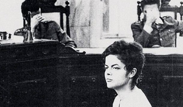 Dilma  foi torturada para que você pudesse ter esse direito de protestar. Então, faça sua manifestação como bem entender, mas antes de ofender Dilma, pense nisso