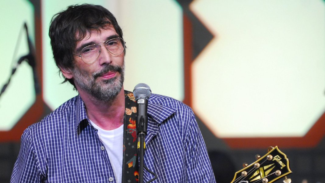 Uma das vozes mais ácidas contra os governos do PT, o cantor Lobão publicou no seu blog uma carta de amor para os três artistas que recentemente manifestaram discordância com os rumos golpistas da política brasileira; no texto, o músico, cada vez mais caricato na sua atuação anti-governo, disse que afiou as garras para mais uma briga, mas que foi tomado por “uma força estranha” que o inundou de carinho e amor; “Portanto, peço humildemente o perdão de vocês, Caetano, Gil e Chico”, declarou