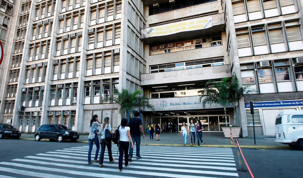 Em uma crise financeira sem precedentes, a Universidade do Estado do Rio de Janeiro (Uerj) comunicou a suspensão do fornecimento de refeições para o Restaurante Universitário, o "bandejão"; em comunicado, que "esta situação tem gerado problemas de várias ordens, levando, inclusive, à recente rescisão do contrato com a empresa responsável pela limpeza do HUPE (Hospital Universitário Pedro Ernesto), seguido pela contratação de outra empresa, em caráter emergencial, e abertura de nova licitação em prazo não superior a 180 (cento e oitenta) dias"