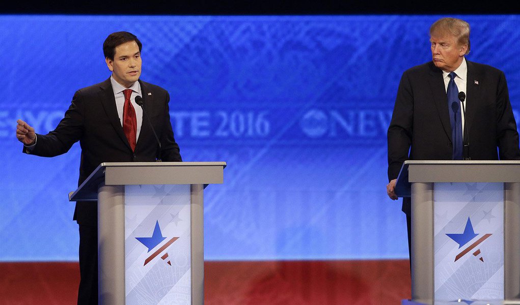 Pré-candidato republicano Donald Trump venceu a prévia partidária da Flórida e tirou Marco Rubio da corrida presidencial norte-americana, mas perdeu Ohio para John Kasic, abrindo caminho para uma batalha longa rumo à indicação do Partido Republicano; pelos democratas, a ex-secretária de Estado Hillary Clinton venceu na Flórida, Ohio, Illinois e na Carolina do Norte, e ampliou a distância de seu rival Bernie Sanders