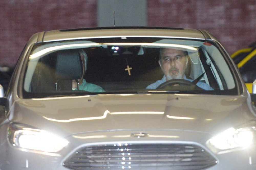 O senador Delcídio do Amaral (PT-MS) foi solto nesta sexta (19) após mais de 80 dias preso em Brasília; embora a decisão do ministro do Supremo Tribunal Federal (STF) Teori Zavascki que determinou que Delcídio fosse para a prisão domiciliar tenha saído no começo da tarde, somente no início desta noite o oficial de Justiça entregou o termo de compromisso para que o senador assinasse e pudesse deixar as dependências do 1° Batalhão de Policiamento de Trânsito de Brasília, onde estava preso; 