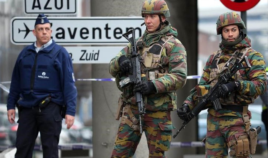 Faycal Cheffou; apontado como o terceiro indivíduo visto em imagens de câmeras de segurança que mostravam dois possíveis homens-bomba no aeroporto de Bruxelas foi libertado nesta segunda-feira (28) por falta de evidências; Procuradoria Federal da Bélgica informou que Faycal foi liberado por nãoo possuir evidências para mantê-lo detido; ele foi acusado no sábado de "assassinato terrorista"