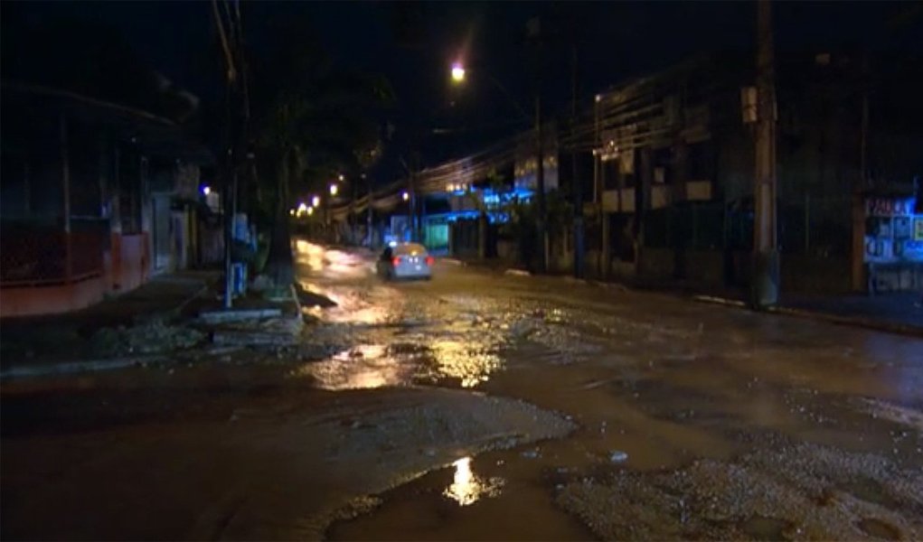 A forte chuva que atingiu São Gonçalo, na região metropolitana do Rio de Janeiro, deixou pelo menos um morto; José Cardoso, de 70 anos, morreu afogado dentro de casa, no bairro do Sacramento; segundo a prefeitura de São Gonçalo, ele já estava morto quando foi encontrado