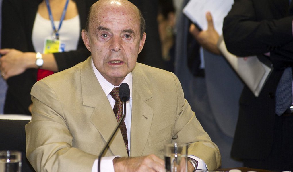 Governador em exercício do Rio, Francisco Dornelles, anunciou que os salários de março dos servidores estaduais serão parcelados, diante da crise financeira no estado; medida não inclui policiais civis e militares, bombeiros e professores, que deverão receber o vencimento integral no dia 14 deste mês