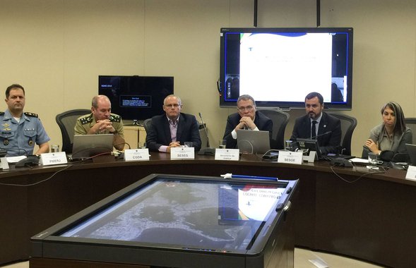 O ministro da Justiça, Eugênio Aragão, disse que não há possibilidade de o governo federal liberar recursos ao Estado do Rio de Janeiro para complementar o pagamento de policiais que vão trabalhar nos Jogos Olímpicos e Paralímpicos 2016; diante da crise financeira, o governo estadual deixou de pagar o adicional de serviços para os policiais trabalharem em horários de folga; Aragão adiantou que não recebeu qualquer pedido do governo do Estado e, ainda que houvesse, não poderia ser atendido por impedimento do sistema de controle do Tribunal de Contas da União