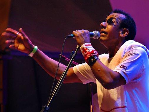 O cantor e compositor Jorge Ben Jor foi alvo de racismo durante um show neste sábado (13), no Rio de Janeiro.; cantor interrompeu o show e discutiu com um homem que estava na plateia; após a confusão, acalmada por outros membros da banda que separaram os dois, o músico explicou o ocorrido; "Esse cara ficou me chamando de "crioulo sujo". Não vou aceitar isso. Sou carioca e brasileiro. O que um sujeito desses está fazendo neste show?", disse
 