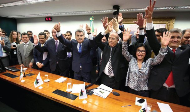 O PMDB, na verdade, ainda não entregou nada. Continua sentadinho nos seus ministérios. Até agora, só fez um showzinho. Com a reversão das expectativas pró impeachment, vai continuar sentadinho onde está. Contudo, os palhaços que deram o showzinho terão que voltar ao colo da mamãe Dilma com o rabinho entre as pernas