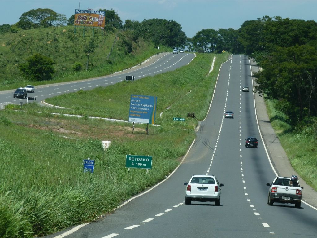 O número de acidentes em rodovias federais caiu 38,2% durante a Semana Santa no Distrito Federal; nenhuma morte foi registrada no período; os dados parciais são da Polícia Rodoviária Federal e consideram ocorrências registradas entre quinta-feira (24) e meia-noite desta segunda-feira (28); As BR 060, que liga Brasília a Goiânia (foto), e a 040, que liga o DF ao Rio de Janeiro, lideraram os registros