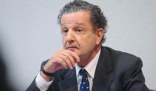 No país do futebol, o jornalista esportivo Juca Kfouri gravou um vídeo usando as regras do jogo para facilitar a compreensão de que este processo de impeachment contra a presidente Dilma Rousseff é um golpe; "Como reagiria se quisessem expulsar você por um lateral mal cobrado que um monte de gente já cobrou exatamente do mesmo jeito e sem nenhum problema? Você diria que a expulsão é um absurdo, é claro!", diz