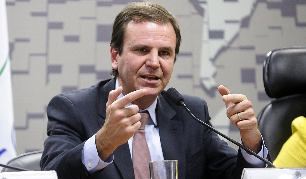 Prefeito do Rio negou, em nota, que tenha sido procurado pelo senador Aécio Neves (PSDB-MG), à época da CPI dos Correios, "para pedir a postergação da quebra de sigilo bancário ou por qualquer representante do Banco Rural para tratar do assunto"; declaração é uma resposta a trechos da delação premiada do senador Delcídio do Amaral (PT-MS), que indicou a participação de Aécio na maquiagem de dados do Banco Rural, em troca de pagamentos de Furnas