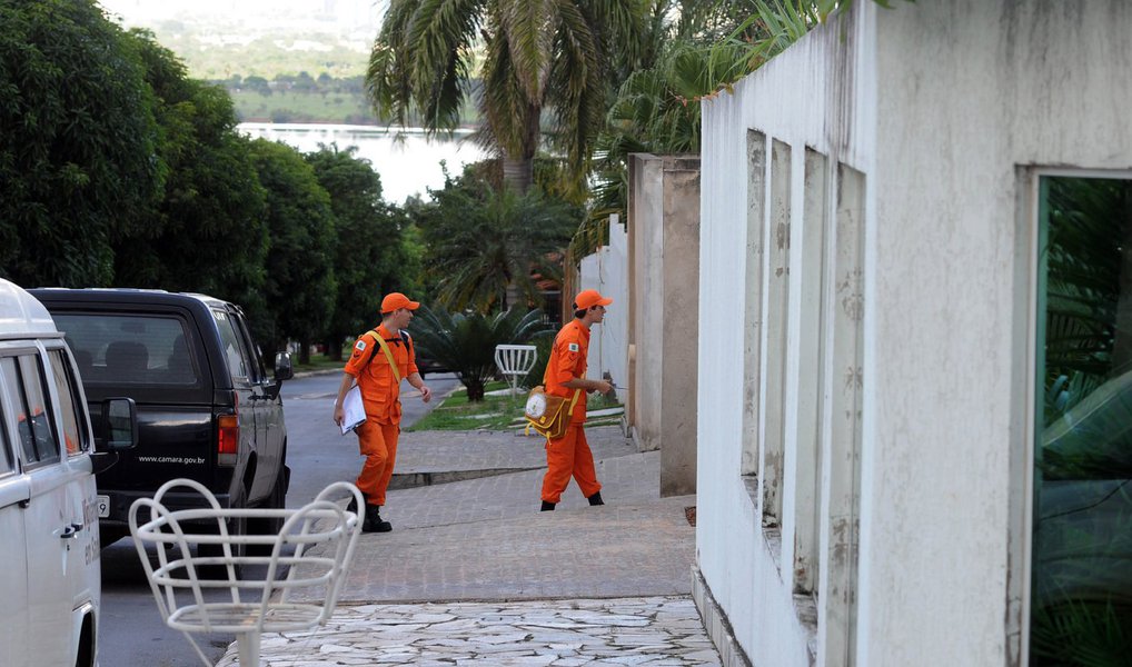 Foi retomada mais uma etapa do Plano de Ação para o Enfrentamento das Doenças Transmitidas pelo Aedes aegypti, do governo do Distrito Federal; desta vez, o grupo que integra a força-tarefa de combate ao mosquito passou pela Asa Norte e pelos Lagos Sul e Norte; no Lago Norte e no Varjão, 120 militares do Exército Brasileiro, 20 servidores da Vigilância Ambiental e dez funcionários das duas administrações regionais visitarão uma média de 12,5 mil residências