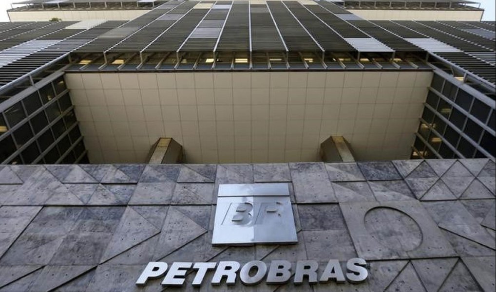 Às 15h45, o Ibovespa, principal indicador da Bolsa de Valores de São Paulo, subia 2,64%, a 38.488 pontos; ações da Petrobras operavam em alta perto do mesmo horário; ação preferencial (PETR4) tinha ganhos de 7,38%, a R$ 4,51; já o papel ordinário (PETR3) tinha alta de 10,07%, a R$ 6,56
