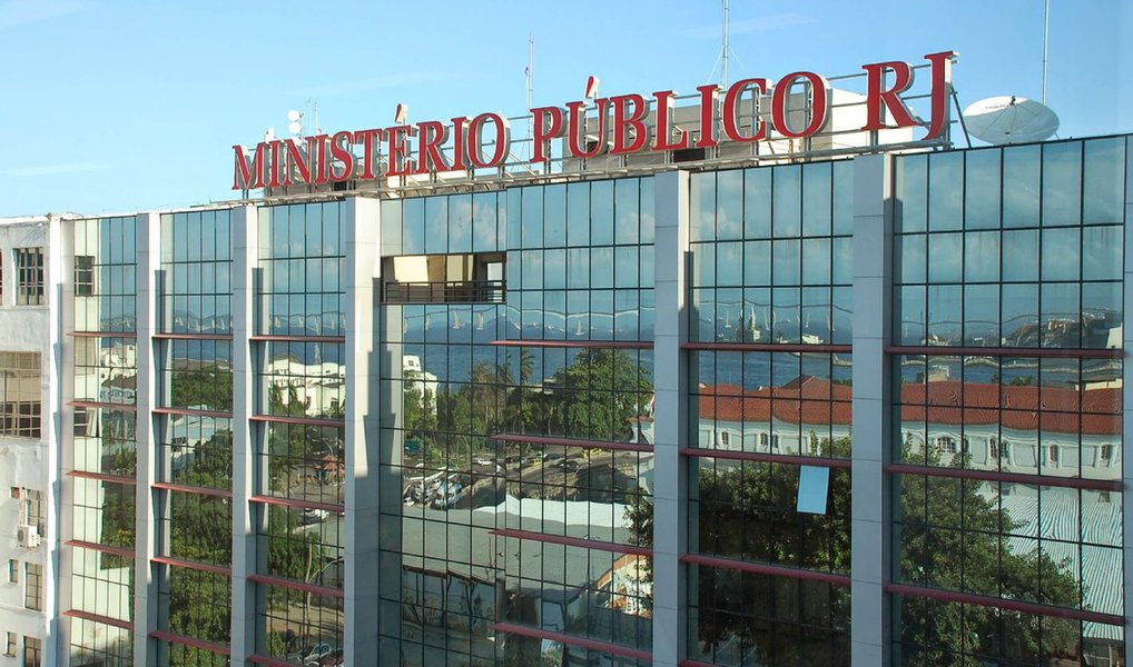 O Ministério Público (MPRJ) denunciou quatro homens por assaltos no Largo da Carioca, no Centro do Rio de Janeiro; com idade entre 22 e 40 anos, os rapazes foram identificados em vídeos divulgados pela imprensa orientando adolescentes sobre como abordar e roubar transeuntes; o MPRJ requereu que seja decretada a prisão preventiva dos acusados