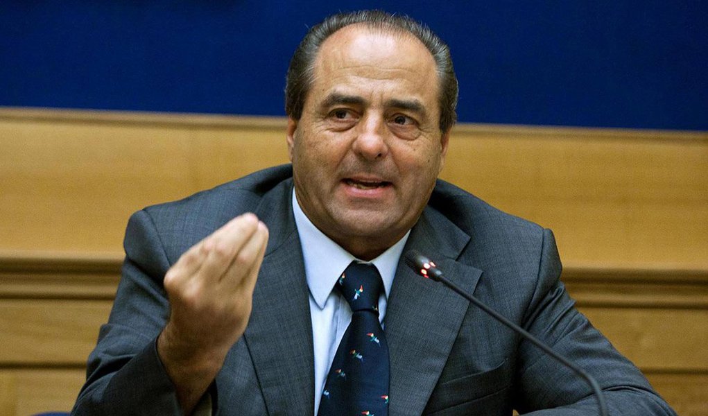 Antonio Di Pietro, o promotor italiano responsável pela Operação Mão Limpas, que é a fonte de inspiração do juiz federal Sérgio Moro, saiu em defesa da Operação Lava Jato, versão nacional; Pietro aconselhou que os magistrados brasileiros resistam às pressões , além de esperar que "a magistratura não seja impedida de realizar o próprio trabalho no Brasil como aconteceu na Itália"; ele também defendeu o juiz Sérgio Moro e a divulgação dos grampos telefônicos envolvendo o ex-presidente Luiz Inácio Lula da Silva e a presidente Dilma Rousseff; após o término da Mãos Limpas - que também sofre criticas severas até hoje - ele acabou fundando seu próprio partido político
 