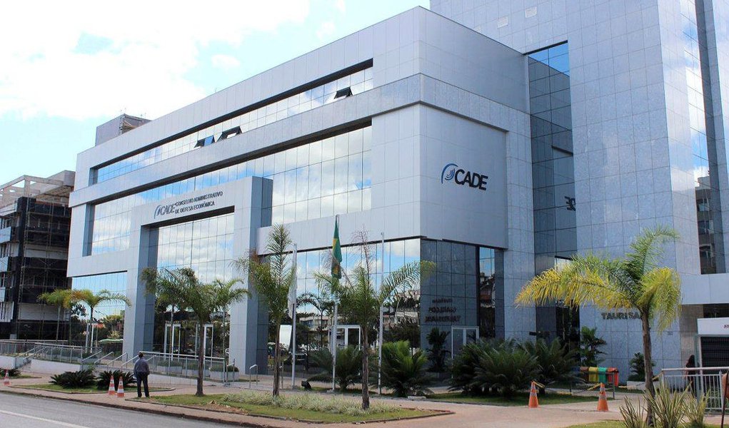 Conselho Administrativo de Defesa Econômica declarou como complexo o ato de concentração gerado pela compra do HSBC Brasil pelo Bradesco, apontando a necessidade de se analisar "de forma cuidadosa" eventual tendência de aumento de preços para os consumidores; operação foi aprovada no início de janeiro pelo Banco Central e está avaliada em R$ 5,2 bilhões