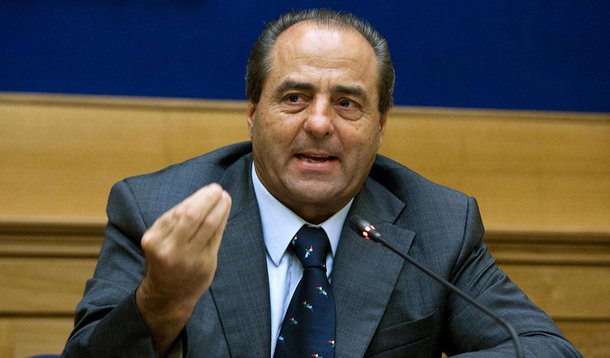 Antonio Di Pietro, o promotor italiano responsável pela Operação Mão Limpas, que é a fonte de inspiração do juiz federal Sérgio Moro, saiu em defesa da Operação Lava Jato, versão nacional; Pietro aconselhou que os magistrados brasileiros resistam às pressões , além de esperar que "a magistratura não seja impedida de realizar o próprio trabalho no Brasil como aconteceu na Itália"; ele também defendeu o juiz Sérgio Moro e a divulgação dos grampos telefônicos envolvendo o ex-presidente Luiz Inácio Lula da Silva e a presidente Dilma Rousseff; após o término da Mãos Limpas - que também sofre criticas severas até hoje - ele acabou fundando seu próprio partido político
 