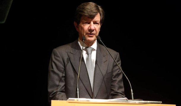 Presidente do Itaú Unibanco, Roberto Setubal afirmou que o impeachment da presidente Dilma Rousseff é possibilidade concreta, mas não necessariamente provável; disse ainda que apenas um novo governo eleito pelo povo seria capaz de conduzir as mudanças que o país precisa, em especial a reforma política; "O governo atual não foi eleito com mandato para fazer reforma. Muito pelo contrário, foi eleito defendendo o que estava aí. A base política do governo, o PT, não quer reforma. Não foi para isso que apoiaram a Dilma. Apoiaram para manter o 'status quo'"