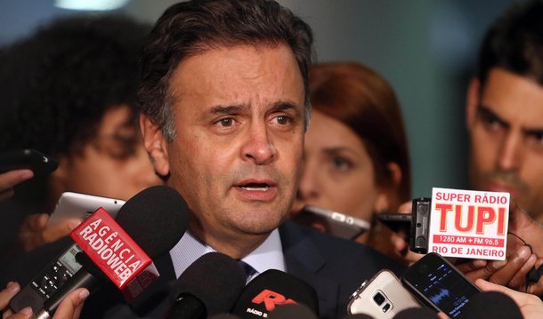 O jornalista Kiko Nogueira, do Diário do Centro do Mundo, diz que "as revelações de Delcídio Amaral agravaram, talvez sem chance de remédio, o governo Dilma e o PT, mas deixaram a nu, definitivamente, a grande esperança branca da oposição, o incansável tribuno, o político que não aceitou a derrota desde outubro de 2014 e que desde então veio fazendo uma pregação moralista, barata, deletéria e demagógica"; o texto é uma referência ao senador Aécio Neves (PSDB)