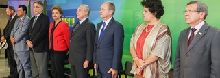 Presidente assinou, juntamente com os governadores de Minas Gerais, Fernando Pimentel (PT), e do Espírito Santo, Paulo Hartung (PMDB), e com a mineradora Samarco um acordo que prevê um fundo de R$ 20 bilhões para recuperação da bacia do Rio Doce; Dilma afirmou que ao prescindir da via judicial, o governo tinha o objetivo de obter uma solução mais rápida; "Nós estamos fazendo história com esse acordo. Houve nesse processo uma convergência de interesses", disse; segundo ela, mesmo em crise, é possível fazer justiça sem destruir empresas, empregos e modos de vida