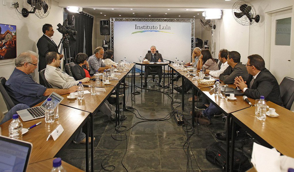 Para o jornalista Fernando Brito, do Tijolaço, o melhor da entrevista do ex-presidente a blogueiros nesta quarta-feira 20 foi ele "poder falar o que ele quer falar, não o que querem que fale"; "Falando aos blogueiros e – com a transmissão ao vivo diante também da imprensa dita 'convencional' – Lula escapou do tema e do 'lead' combinado, que reduz suas declarações ao que a pauta da imprensa impõe. Inverteu o jogo: ele produz as afirmações"