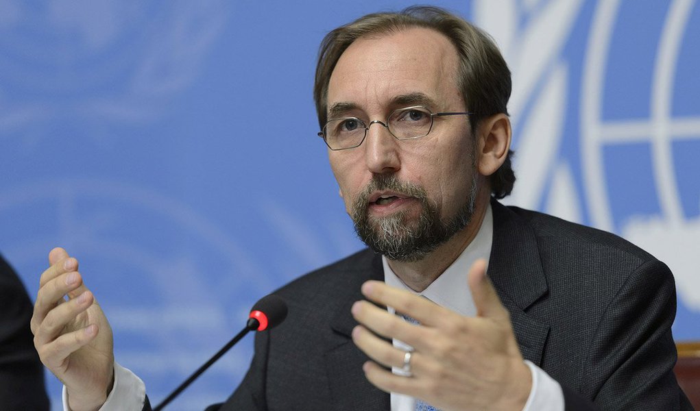 "As leis e as políticas que restringem acesso a esses serviços devem ser urgentemente revistas em consonância com os direitos humanos, a fim de garantir na prática o direito à saúde para todos", disse em comunicado o principal comissário de Direitos Humanos da ONU, Zeid Ra'ad Al Hussein