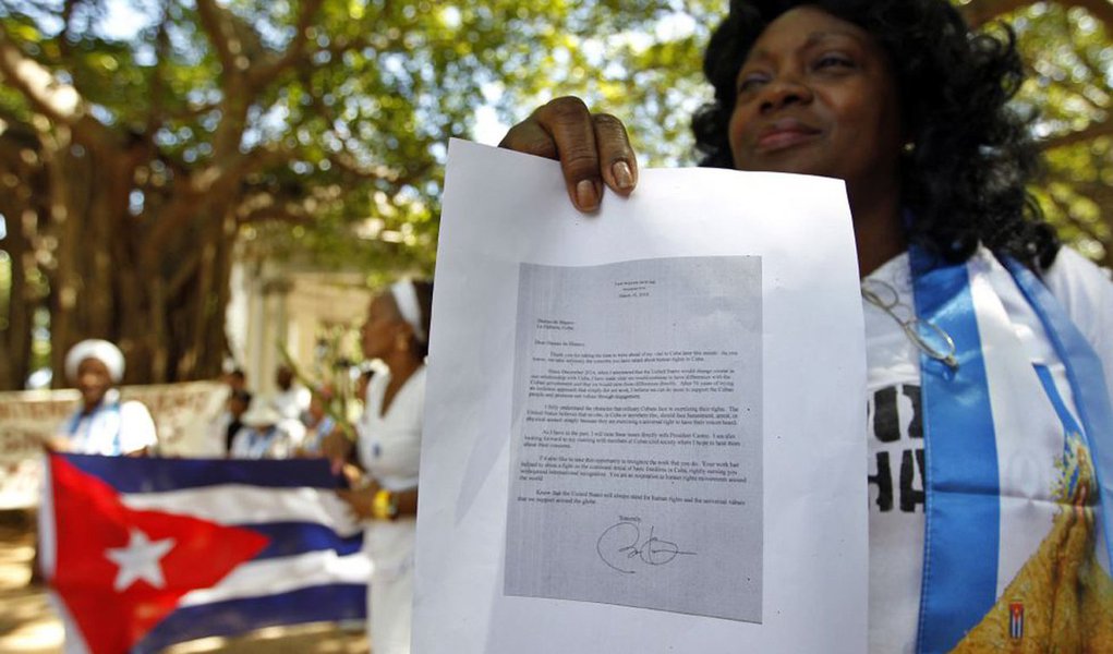 Entre os libertados está a líder das Damas de Branco, Berta Soler, e o seu marido, antigo preso político, Ángel Moya, bem como o ativista Antonio González Rodiles, o artista de grafite Danilo Maldonado “El Sexto" e o músico Gorki Águila; as detenções de domingo aconteceram poucas horas antes da chegada a Havana do presidente dos Estados Unidos, Barack Obama, que tem na agenda um encontro com dissidentes