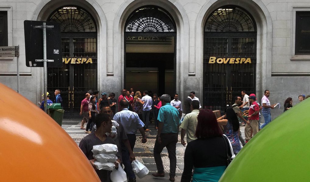 Índice da Bovespa conseguiu registrar a maior alta do ano, avançando 2,34% a 38.376 pontos nesta quarta-feira, 27; benchmark não tinha uma alta tão expressiva desde de dezembro do ano passado; já o dólar comercial fechou em alta de 0,39% a R$ 4,0859 na venda, enquanto o dólar futuro para fevereiro avançou 0,70% a R$ 4,086