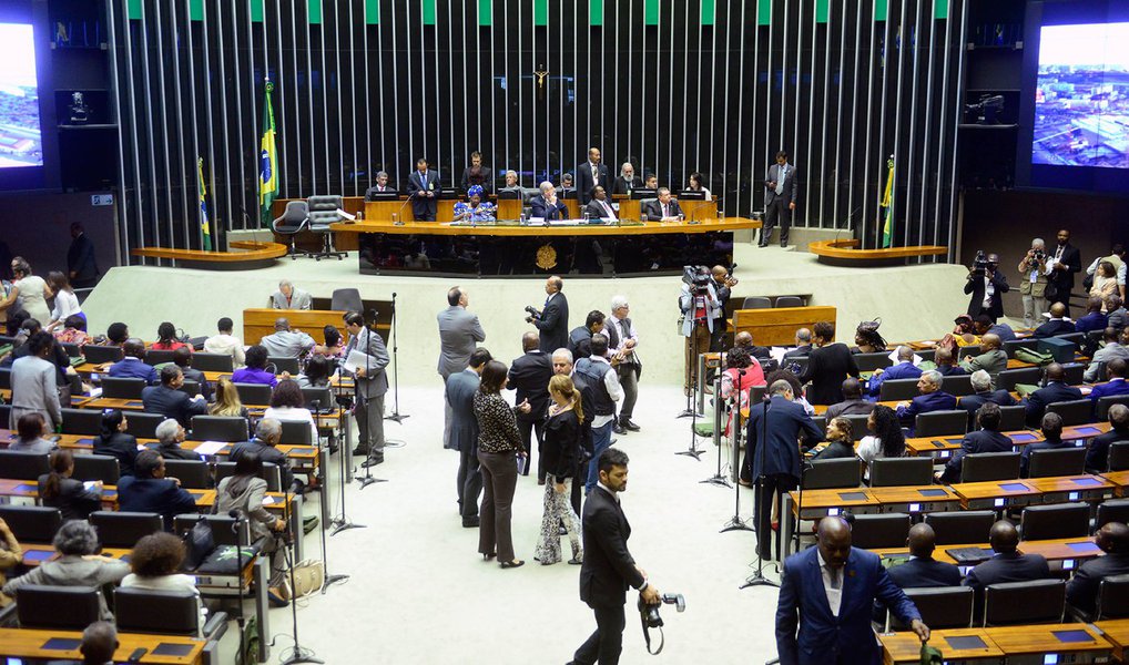 Sete dos 25 partidos com representação na Câmara dos Deputados indicaram nomes para compor a comissão especial que vai analisar o pedido de impeachment contra o vice-presidente da República, Michel Temer; no entanto, o PMDB, o PSDB, o DEM, o PPS e o SD informaram que não indicarão representantes
