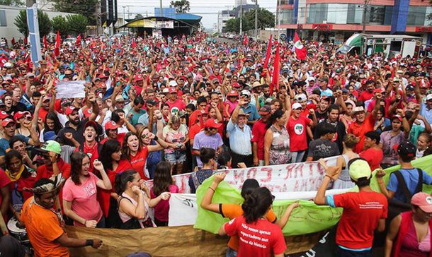 O Movimento dos Trabalhadores Rurais Sem Terra (MST) promoveu neste sábado um ato em Quedas do Iguaçu, no oeste do Paraná, para protestar pelas mortes de dois integrantes do movimento em um confronto com a PM, na quinta-feira (7); ato começou por volta das 10h da manhã, e se estendeu até as 14h; além de cobrar a punição dos responsáveis pelas mortes, os manifestantes pediram o fim da violência policial contra militantes do MST