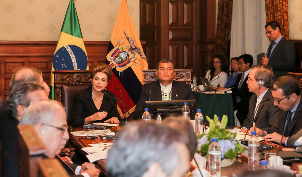 Em Quito, no Equador, onde participa da Cúpula da Comunidade dos Estados Latino-Americanos e Caribe (Celac), a presidente Dilma Rousseff afirmou, na noite desta terça-feira, que a integração dos países da América Latina é “crucial” para enfrentar a atual situação econômica mundial e que o Brasil depende dos vizinhos para voltar a crescer; "Nós temos muita consciência de que o Brasil não retoma a sua capacidade de crescer (...) sem o crescimento dos demais países da América Latina", afirmou; sobre o mosquito Aedes Aegypti, a presidente disse que o Brasil vai iniciar "um verdadeiro combate ao vírus da zika" e pediu ajuda da sociedade