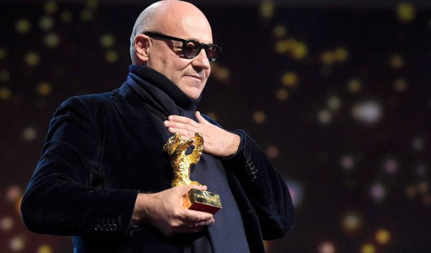 Documentário italiano "Fuocoammare", de Gianfranco Rosi, ganhou neste sábado, 20, o Urso de Ouro no Festival de Cinema de Berlim de 2016; sem narração, o documentário conta, em paralelo, o cotidiano dos habitantes da ilha de Lampedusa, no Mediterrâneo, e dos milhares de imigrantes que ali chegam de barco em condições precárias; na categoria de curtas, o Urso de Ouro foi para a diretora Leonor Teles, pelo filme "Balada de um Batráquio"