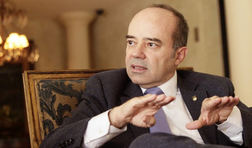 "Está na carta democrática americana dispositivo que fala da democracia representativa. Seu afastamento há de ser feito dentro da legalidade e da estrita letra da lei [...] Esta é uma preocupação de todos os povos do continente, que estão olhando para o Brasil com toda a atenção, alguns com medo", afirmou o presidente da Corte Interamericana de Direitos Humanos (Corte IDH), juiz Roberto de Figueiredo Caldas; ele também criticou a divulgação de áudios de investigados pelo juiz Sérgio Moro, da Lava Jato 