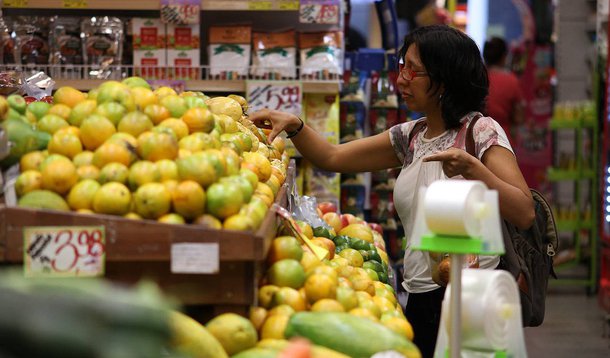 Projeção de economistas para a alta do IPCA este ano subiu em 0,06 ponto percentual, a 6,93%, acima do teto da meta do governo; para o PIB, os analistas projetam contração de 3,73% em 2015; para 2016, a retração estimada passou para 2,99%; na pesquisa Focus do Banco Central, a estimativa para a Selic, atualmente em 14,25%, permaneceu em 15,25% no fim deste ano