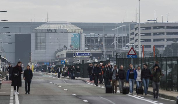 O aeroporto internacional de Bruxelas, um dos cenários dos atentados terroristas de 22 de março, reabriu neste domingo (3), ainda que de forma simbólica, com apenas três partidas e sob fortes medidas de segurança; a reabertura ocorreu doze dias após duas explosões provocadas por homens-bomba no terminal de embarque que deixaram 16 mortos e dezenas de feridos