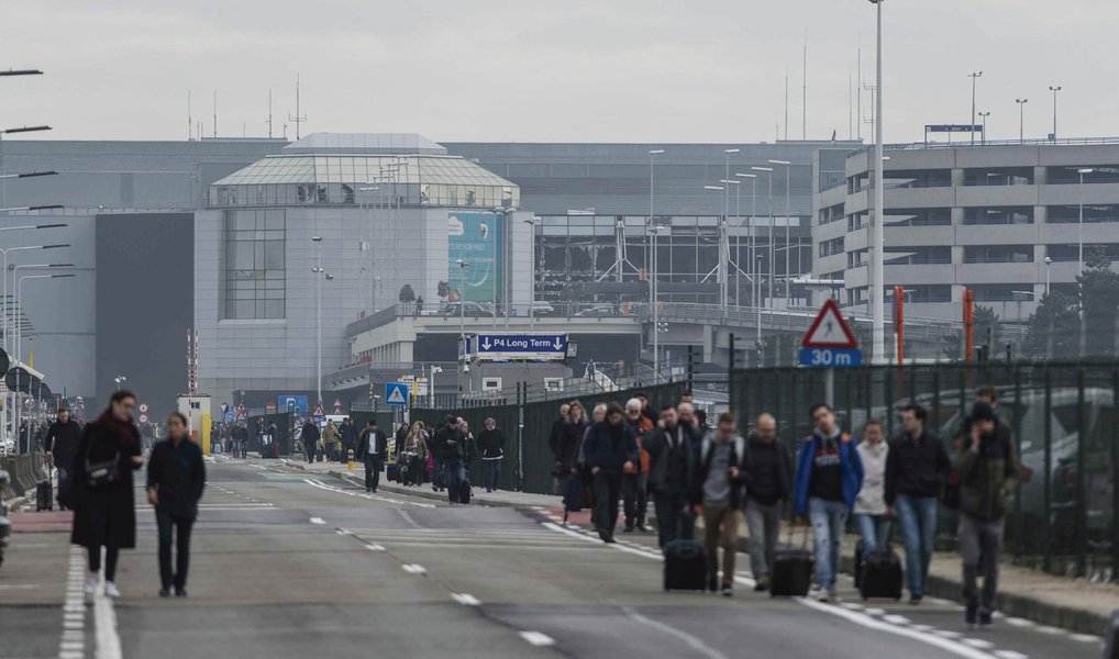 O aeroporto internacional de Bruxelas, um dos cenários dos atentados terroristas de 22 de março, reabriu neste domingo (3), ainda que de forma simbólica, com apenas três partidas e sob fortes medidas de segurança; a reabertura ocorreu doze dias após duas explosões provocadas por homens-bomba no terminal de embarque que deixaram 16 mortos e dezenas de feridos