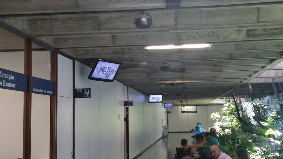 Em todas os aparelhos de TV do hospital (contei 8, apenas por onde transitei com minha mãe, calculo que sejam uns 50), uma única programação à disposição de pacientes e acompanhantes: a TV Globo. A Globo, essa que odeia o SUS. A anti-SUS